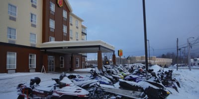 Motoneiges au à l'Hôtel Super 8 Mont-Laurier.