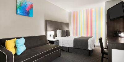 Chambre colorée de l'Hôtel Travelodge Montréal Centre