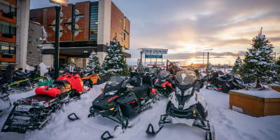 Snowmobiles in front of the Hôtel Universel Rivière-du-Loup.