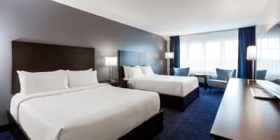 Room with two beds at Impéria Hôtel & Suites Saint-Eustache.