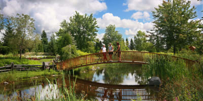 Jardin Scullion - Three women standing on a small bridge