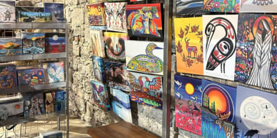 Peintures autochtones à la Boutique Boréale.