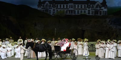 Show La Fabuleuse Histoire d’un Royaume featuring a carriage scene and performers in costume.