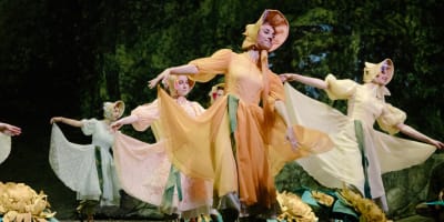  Women dancing in the show La Fabuleuse Histoire d'un Royaume