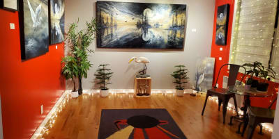 Galerie de Miss Rey displaying paintings of landscapes and birds.