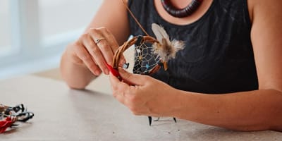 Dreamcatcher-making workshop, La hutte de médecine étoilée.