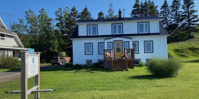Exterior of the B&B La Maison entre Mer et Montagnes.