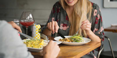 2 personnes dégustant un repas à La Vie La Vie, comptoir santé.