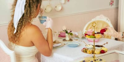 Mademoiselle qui prendre l'heure du thé à l'anglaise à Montréal.