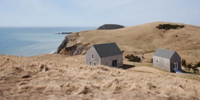 L'Amphithéâtre - Two buildings in the wild