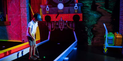 Des enfants jouent une partie de mini-golf au Laser Force Drummondville