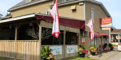 Extérieur du restaurant et de l'Auberge du Village.
