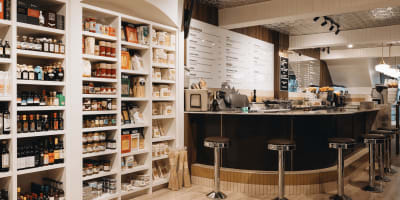 Étalage de produits locaux et comptoir au Albert Café.