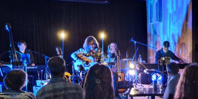 Music show at Le Bankeur microbrewery.