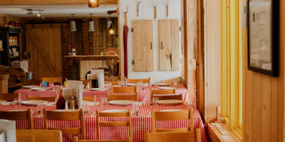 Tables de la cabane à sucres Le Bistreau d'Érable.