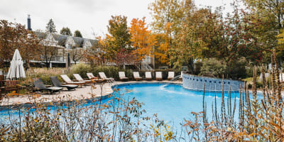 Hôtel Le Bonne Entente - Outdoor swimming pool in fall