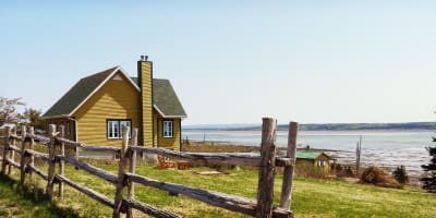 Le Bout d'En Haut - Résidence jaune sur le bord de l'eau