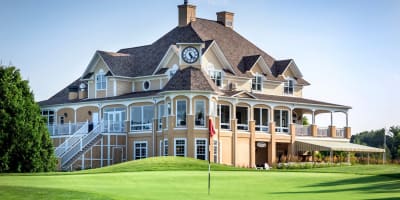 Bâtiment extérieur devant le golf en été.
