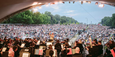 L'Orchestre métropolitaine jouant d'instruments.