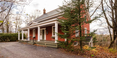 Extérieur du Gîte Le Passe-Partouten automne.