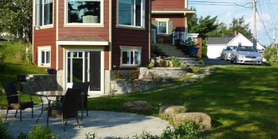 Le Petit Chez Vous - Exterior of the cottage in summer