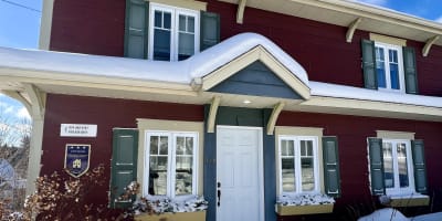 Le Petit Chez Vous - Front of the cottage in winter