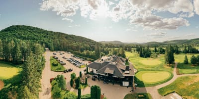 Le Val-Mo Pub Gourmand - Exterior of the building with a golf course