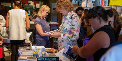 Les Correspondances d’Eastman - People checking out books in a bookshop