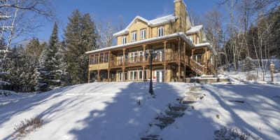 Exterior of Les Dames du Lac B&B in winter.