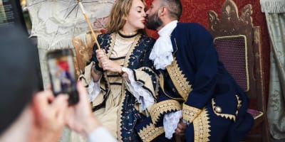Les Fêtes de la Nouvelle-France - Un homme et une femme en costumes d'époque