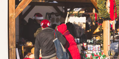 Deux personnes à un kiosque d'un Marché de Noël en Memphrémagog.