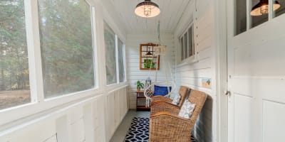 Le patio d'un chalet de Les Minis du Lac Selby.
