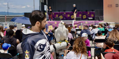 A man with a bird of prey on his arm at the Levisium Science Festival 2026 in Quebec City.
