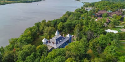 Vue aérienne du manoir en été.
