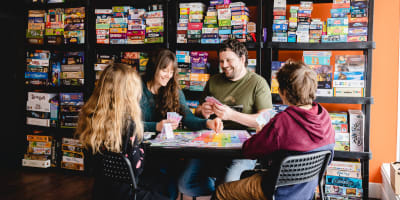 People are playing a board game at Lillojeux.