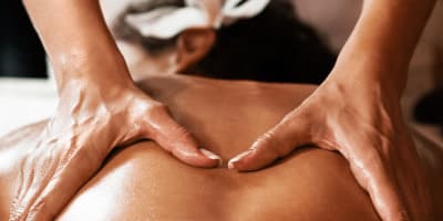 Une femme se faisant masser le dos. 