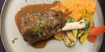 Assiette de gigot du restaurant l'Orchidée.