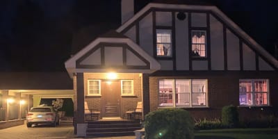Maison Tudor - Facade of the B&B at night