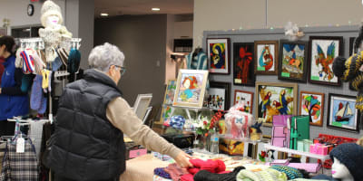 Une femme à un kiosque du Marché de Noël du Cercle de Fermières Saint-Eustache.