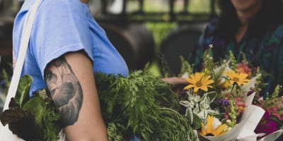 Marchés publics de Brome-Missisquoi : femme magasinant