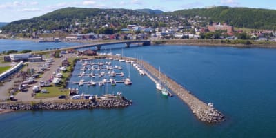 Vue aérienne de la Marina de Gaspé / Club nautique Jacques-Cartier.