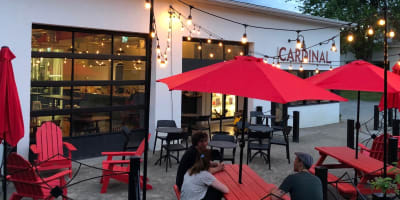 Microbrasserie Cardinal Brewing - Terrace in the evening.