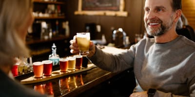 Homme avec une palette de bières à la Microbrasserie le Coureur des Bois.