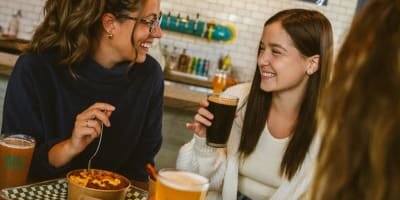 Jeunes femmes prenant un verre de bière.
