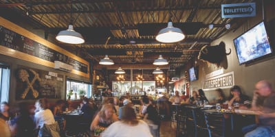 Intérieur de la Microbrasserie Le Prospecteur.