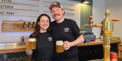Microbrasserie Loup-Garou - Deux personnes, chacunes tenant un bière