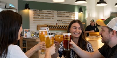 Un toast à la bière entre amis. 