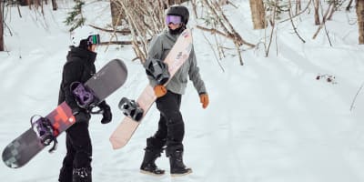 Two people with their snowboards at Mont Lac-Vert.