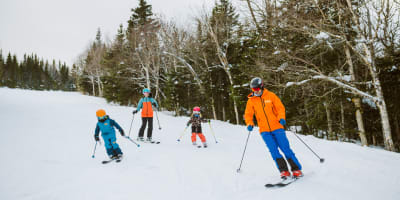 Une famille fait du ski à Mont-Sainte-Anne.