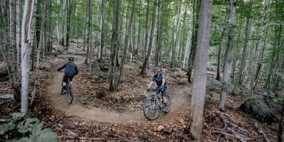 mountain bike in summer at Montebello, vélo de montagne.